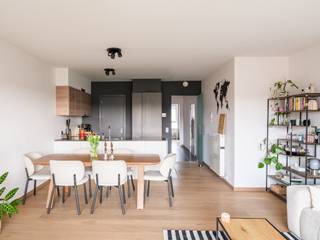 <strong>Lichtrijk appartement met ruim zonneterras en open groen zicht op toplocatie aan Dok Noord. Mogelijkheid aankoop autostaanplaats!</strong><br /><br />Ontdek dit aangename en lichtrijke appartement, gelegen op de derde verdieping van een verzorgd residentieel gebouw in de populaire wijk Dok Noord. Dankzij de gunstige ligging geniet u van een open zicht op het aangelegde groen, wat zorgt voor een aangenaam gevoel van ruimte en rust midden in de stad.<br /><br />Het appartement beschikt over een ruim en zonnig terras, de ideale plek om te ontspannen. Binnen vindt u een volwaardige slaapkamer en een tweede kamer met praktische ingemaakte kast, perfect als dressing, bureau of logeerkamer.<br /><br />Het appartement maakt deel uit van de succesvolle reconversie van de voormalige ASEC-site, vandaag uitgegroeid tot een bruisende stadswijk waar wonen, ontspanning en stedelijke dynamiek naadloos samengaan. Gezellige horecazaken, winkels en recreatiemogelijkheden bevinden zich op wandelafstand.<br /><br />Als extra troef: mogelijkheid tot aankoop van een autostaanplaats (30.000)<br /><br /><strong>Een ideale woonst voor wie op zoek is naar comfort, licht en een levendige omgeving met alle voorzieningen binnen handbereik.</strong>