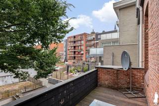 <p><strong>Appartement met 3 slaapkamers, leuk en groot terras, 3 slaapkamers, badkamer, apart toilet, wasplaats en keuken in centrum Turnhout. Gunstig EPC van 215 kWh/ (m2jaar) </strong></p>
<p><strong>Indeling &amp; Comfort</strong><br />Bij het betreden van het appartement kom je in een ruime inkomhal die toegang biedt tot alle vertrekken. De gezellige woonkamer baadt in natuurlijk licht en geeft via het grote schuifraam toegang tot een aangenaam terras aan de achterzijde met uitzicht op een rustige binnenplaats – ideaal om even tot rust te komen.</p>
<p>De vernieuwde keuken is functioneel ingericht en voorzien van alle comfort. Verder zijn er drie slaapkamers: een ruime masterbedroom en twee kinderkamers, perfect voor een gezin of als bureauruimte. De badkamer beschikt over een moderne douche en wastafel. Een apart toilet maakt het geheel compleet.</p>
<p><strong>Ligging</strong><br />Gelegen in een rustige eenrichtingsstraat op slechts een boogscheut van de Grote Markt en het bruisende winkelcentrum Turnova. Winkels, horeca, scholen en openbaar vervoer bevinden zich allemaal op wandelafstand. Het gebouw is uitgerust met een lift én een trap, wat het extra toegankelijk maakt.<br /><br /><strong>Parkeren?</strong><br />Mogelijkheid tot het <strong>huren </strong>van ondergrondse staanplaatsen in Turnova (1 minuutje wandelen van het appartement).</p>
<p><strong>Extra troef</strong><br />Het appartement is momenteel verhuurd, wat het ook interessant maakt als investering met directe huuropbrengst.</p>
<p><strong>Samengevat:</strong></p>
<ul>
<li>3 slaapkamers</li>
<li>Vernieuwde keuken</li>
<li>Lichtrijke woonkamer met terras</li>
<li>Badkamer met douche en aparte WC</li>
<li>Rustige ligging vlakbij centrum</li>
<li>Tweede verdieping, bereikbaar met lift</li>
<li>Momenteel verhuurd</li>
</ul>
<p>Mis deze kans niet en ontdek dit instapklare appartement op een toplocatie in Turnhout!<br /><br />Neem zeker al eens een kijkje in het appartement via het interactief grondplan: https://deboerenpartners.virtimmocontent.be/start-visit/5414</p>