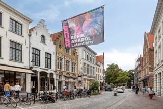 Dit pand beschikt over een commerciële oppervlakte van 106 m² gespreid over verschillende verdiepingen. <br /><br />Op de eerste verdieping bevindt zich een keuken, toilet en extra stockage ruimte.<br /><br />De huurprijs bedraagt 6750,00/maand.<br />Het pand komt vrij op 01/10/2026.<br />