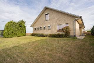 <p><span>Bent u op zoek naar een ruime woning met heel wat potentieel? Dan is deze bungalow, gelegen op een perceel van maar liefst 7a30, zeker een bezoekje waard!</span></p>
<p><span>De woning bevindt zich in een landelijke omgeving aan de Zierbeekhofbaan, terwijl winkels, scholen en openbaar vervoer zich in de nabije omgeving bevinden. Dankzij de vlotte verbindingen bereikt u bovendien snel het centrum en de omliggende gemeenten.</span></p>
<p><span>Indeling</span></p>
<p><span>We betreden de woning via een ruime en lichtrijke inkomhal, die ons naar de leefruimte brengt. Hier geniet u meteen van een prachtig en rustgevend uitzicht over de velden. Aansluitend bevindt zich de keuken.</span></p>
<p><span>Via de nachthal bereiken we twee ruime slaapkamers, de badkamer en een apart gastentoilet.</span></p>
<p><span>De <strong>absolute troef</strong> van deze woning is zonder twijfel de ruime zolderverdieping. Deze is bereikbaar via een vaste trap en biedt maar liefst 105 m² aan vrij in te richten ruimte. Hier zijn tal van mogelijkheden: zo kunt u er bijvoorbeeld twee extra slaapkamers, een bijkomende badkamer en een ruime nachthal creëren. Ideaal voor wie op zoek is naar een woning die nog volledig naar eigen wensen kan worden ingericht.</span></p>
<p><span>Verder beschikt de woning over een inpandige garage en een extra berging/werkplaats.</span></p>
<p><span>Ook buiten heeft deze woning heel wat te bieden. De tuinzone loopt volledig rondom de woning, waardoor u op verschillende momenten van de dag kunt genieten van de rust en het groen.</span></p>
<p><span>Een woning met ruimte, potentieel en een prachtige landelijke ligging!</span></p>
<p><span>Is dit de woning waar u naar op zoek bent? Maak dan vandaag nog een afspraak met ons kantoor en ontdek zelf de mogelijkheden.<br /></span><span>info@impromove.be</span><span> – 02 887 80 56</span></p>