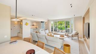 Volledig gerenoveerd hoekappartement in een standingvolle residentie in hartje Zoute, in het zeer exclusieve domein "Tennis Gardens" - een privé park van +/- 5 ha, op enkele passen van de zee en op wandelafstand van de "Royal Zoute Tennis Club". Het domein beschikt over een overdekt privé zwembad uitsluitend toegankelijk voor de bewoners. <br /><br />Samenstelling: inkomhall, vestiaire en toilet. Ruime, aangename woonkamer met grote vensterpartijen openend op groot zuidgericht terras en met adembenemend zicht op de tuinen van het domein. Volledig ingerichte keuken. Hoofdslaapkamer met aansluitende douchekamer en toegang tot een ruim terras. 2de en 3de slaapkamer telkens voorzien van praktische douchekamer. <br /><br />Mogelijkheid tot aankoop van dubbele garagebox en ruime berging in de benedenverdieping van de residentie.