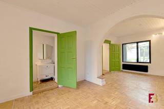 Droom je van een woning die nét dat tikkeltje anders is? Dan zal deze verborgen parel in Balegem je ongetwijfeld verrassen. Gelegen op een prachtig perceel van 1.390 m² en verscholen in de tweede bouwlijn, geniet je hier van een unieke combinatie van rust, privacy en ruimte.<br /><br />De woning ademt karakter en biedt tal van mogelijkheden voor wie graag out of the box denkt. De lichtrijke leefruimte, de verrassende indeling en de mogelijkheid om de keuken volledig naar eigen smaak vorm te geven, maken van dit huis een plek waar je echt jouw eigen verhaal kunt schrijven.<br /><br />Ook buiten kom je volledig tot rust. Het ruime perceel vormt een groen decor waar je elke dag kunt genieten van de stilte en het uitzicht.<br /><br />Daarbovenop woon je in het geliefde Balegem, waar het landelijke karakter perfect samengaat met een vlotte bereikbaarheid. Winkels, scholen en openbaar vervoer bevinden zich vlakbij, terwijl de groene omgeving uitnodigt tot wandelen, fietsen en ontspannen.<br /><br />Een woning voor wie niet op zoek is naar dertien in een dozijn, maar naar een thuis met karakter, mogelijkheden en een unieke uitstraling.