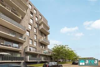 <p><span>Dit instapklare nieuwbouwappartement bevindt zich op een uitstekende locatie aan de Robert Schumanlaan 27 te Hoboken. Gelegen in een rustige residentiële omgeving met aangename en rustige buren, combineert dit appartement modern wooncomfort met een vlotte bereikbaarheid.</span></p><p><span>Met een bewoonbare oppervlakte van ca. 90 m² biedt dit appartement alle ruimte om comfortabel te wonen. Dankzij de energiezuinige afwerking geniet u bovendien van een uitstekende EPC-score A.</span></p><p><span>De vermelde prijs is exclusief een ondergrondse berging en twee autostaanplaatsen. Deze zijn optioneel mee aan te kopen, waardoor de totale prijs uitkomt op €309.000.</span></p><p><span>Grootste troeven:</span><span><br />· Nieuwbouwappartement<br />· Instapklaar<br />· 2 volwaardige slaapkamers<br />· Ruim terras<br />· Energiezuinig (EPC A)<br />· Moderne afwerking<br />· Rustige woonomgeving<br />· Ideaal voor eigen bewoning of investering</span></p><p><span>Indeling:</span><span><br />Via de inkomhal bereikt u de ruime en lichtrijke leefruimte met open, volledig uitgeruste keuken. Grote raampartijen zorgen voor een aangename lichtinval en geven toegang tot het ruime terras, waar u in alle rust kunt genieten van het buitenleven.</span></p><p><span>Verder beschikt het appartement over twee comfortabele slaapkamers, een moderne badkamer en een afzonderlijk gastentoilet. Dankzij de doordachte indeling en kwalitatieve afwerking is dit appartement onmiddellijk klaar voor gebruik.</span></p><p><span>De meubels in dit appartement zijn optioneel mee aan te kopen. Bent u op zoek naar een energiezuinig, modern en zorgeloos appartement op een rustige locatie in Hoboken? Dan is dit pand absoluut een bezoek waard.</span></p><p><span>Voor meer informatie kan u terecht bij Area Partners.<br />INFO@area.be of 03/284.60.60.</span></p>