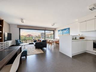 <p>Dit ruime en energiezuinige appartement (EPC label A) is instapklaar en bevindt zich op een toplocatie. De indeling is als volgt: Inkomhal, ruime living met volledig ingerichte keuken, terras zuidwest georiënteerd en mooi open zicht. Twee slaapkamers, apart WC, badkamer met inloopdouche en dubbele lavabo, ruime berging voor wasmachine en droogkast, terras achteraan noordoost. Individuele berging inbegrepen en gemeenschappelijke fietsenberging. Ondergrondse ruime garage: 85.000 €. Ref. Mondriaan 202</p>