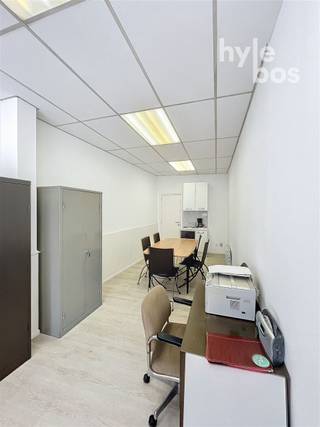 <p><span>Sint-Niklaas, Knaptandstraat 94 bus 1. </span></p><p><span>Espace de bureau ou de vente à louer au rez-de-chaussée, situé au centre, avec kitchenette et toilettes. Convient pour des activités commerciales à petite échelle. Surface totale : 25m², Chauffage : électrique. Libre : 01/02/2026.</span></p>