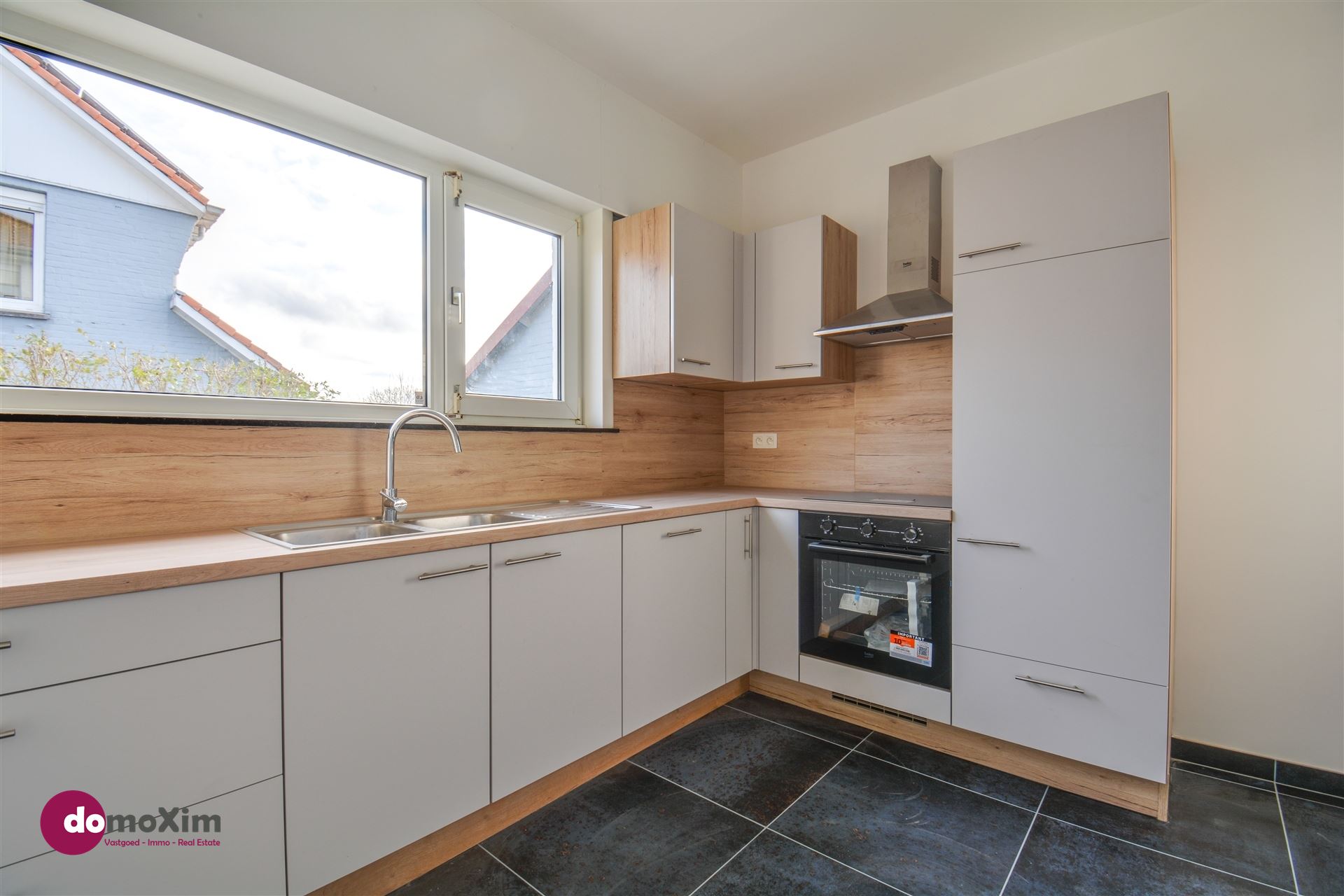 Move-in ready, fully renovated home with 3 bedrooms, large attic space, garden and garage in quiet neighborhood in Zaventem - photo 5