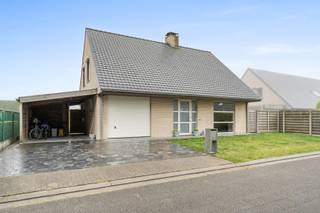 KOM LANGS OP DE KIJKDAG OP ZATERDAG 6 JUNI VAN 10-12U! CONTACTEER BO OP 0498 74 25 28 EN MAAK UW AFSPRAAK.
Deze recente vrijstaande woning bevindt zich in een doodlopende straat in een rustige, residentiële wijk. Rust en privacy zijn hier dus gegarandeerd. Dankzij het recente bouwjaar is de woning volledig instapklaar en voorzien van alle moderne comfort, waaronder een uitstekende EPC-score A. Extra interessant: deze woning wordt verkocht onder registratierechten en niet onder het btw-stelsel.
Via de inkomhal met gastentoilet betreden we de woning en komen we terecht in de lichtrijke leefruimte. De grote raampartijen zorgen voor een aangename lichtinval, terwijl de pelletkachel extra sfeer en gezelligheid creëert. Aansluitend bevindt zich de volledig geïnstalleerde keuken. Zowel de leefruimte als de keuken geniet van een prachtig zicht op de tuin en de achterliggende velden. Naast de keuken is er een praktische berging voorzien, evenals een inpandige garage.
Op de eerste verdieping bevinden zich vier volwaardige slaapkamers, allemaal uitgerust met rolluiken, verwarming en onderhoudsvriendelijke parkettegels. Verder is er een ruime badkamer met zowel een ligbad als een douche. Extra bergruimte vindt u op de zolder, die bereikbaar is via een schuiftrap.
Buiten is er voorzien in een aangename tuin met open zicht en een praktische tuinberging. Parkeren kan niet alleen in de garage, maar ook op de oprit of onder de carport.
Een woning die comfort, ruimte en rust perfect combineert én bovendien volledig instapklaar is. Dat is voor de snelle beslissers. Laat deze unieke kans niet aan u voorbijgaan en plan vandaag nog uw bezoek met Bo via 051 480 980!
