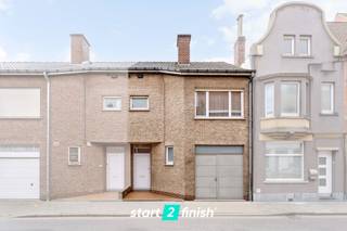 Wonen in het hart van Roeselare met alle voorzieningen binnen handbereik?Deze charmante eengezinswoning biedt alles wat je nodig hebt voor...