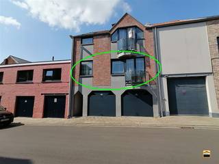 <p><span>Rustig gelegen appartement met 2 slaapkamers en garage <br />in het centrum van Borgloon.<br /><br />Geen algemene onkosten!</span></p><p><span> </span></p><p><span>Het appartement is gelegen op de 1ste verdieping.<br /><br /></span></p><p><span>Men kom binnen in de lichtrijke leefruimte met aansluitend het keuken gedeelte.</span></p><p><span>Volgende toestellen zijn aanwezig: een keramische kookplaat met dampkap, een oven<br />en een koelkast met diepvries. In de leefruimte is er een klein balkon aan de voorzijde van<br />het gebouw.<br /><br />Via de nachthal treft men een apart toilet, 2 slaapkamers en de badkamer.</span></p><p><span>De badkamer is voorzien van een ligbad en een enkele lavabo met meubel.</span></p><p><span> </span></p><p><span>Gelijkvloers is er een privé-bergruimte/washok voorzien alsook een ingesloten terras.</span></p><p><span>De garage is 1 (opgesplitste) open ruimte. Elk appartement heeft een aparte garagepoort.</span></p><p><span> </span></p><p><span>Algemene info:</span></p><p><span>Huurprijs: 725 euro/maand<br />algemene onkosten: NVT<br />vrij vanaf: onmiddellijk<br />EPC-waarde: 222 kWh/m²</span></p><p><span>Huisdieren: niet toegelaten</span></p>