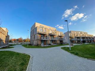 <p><span>COMFORTABEL APP MET 2 SLKS, TERRAS &amp; AUTOSTAANPLAATS</span></p><p><span> </span></p><p><span>In Sint-Niklaas treffen wij residentie 't Fineer aan. Een toplocatie voor wie wil genieten van het leven in hartje Waasland. Wij bevinden ons op enkele minuten van het station, de markt, verschillende scholen, supermarkten, ... Kortom ideaal voor wie optimaal van het stadsleven wil genieten. </span></p><p><span> </span></p><p><span>Het appartement bevindt zich op de eerste verdieping. Wij betreden het appartement  via de inkomhal en verplaatsen ons meteen naar de leefruimte bestaande uit een zithoek, een eethoek en een volledig uitgeruste keuken met aanpalend een berging/wasplaats. Het aangename terras met een zuidelijke oriëntatie is de perfecte uitbreiding van de woonkamer. Terug in het appartement verplaatsen wij ons opnieuw naar de inkomhal die ons toegang geeft tot een afzonderlijk toilet, de badkamer en twee slaapkamers. </span></p><p><span> </span></p><p><span>Nadat wij het appartement hebben ontdekt verplaatsen wij ons naar de kelderverdieping waar wij een autostaanplaats aantreffen en een privatieve kelderberging. </span></p><p><span> </span></p><p><span>Nieuwsgierig om dit centraal gelegen appartement te ontdekken? Vraag snel een bezichtiging aan via <span>info@pillar.estate</span></span><span> of 033 695 695.</span></p><p><span><br />Opgelet: Dit pand wordt enkel verhuurd voor korte duur (huurovereenkomst voor 1 jaar).<br />Deze gegevens zijn louter ter informatieve titel. De vermelde oppervlaktes zijn slechts een indicatie. Pillar kan niet verantwoordelijk gesteld worden voor de juistheid van de aan haar verstrekte gegevens. </span></p><p><span> </span></p>