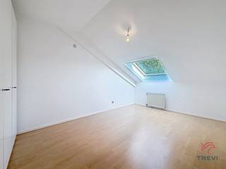 <strong>AUDERGHEM</strong>, midden in het centrum van de gemeente, aan het plein, vlak bij winkels, restaurants en het openbaar vervoer, vindt u op de bovenste verdieping een ruim appartement met 2 slaapkamers en een woonoppervlakte van ± 110 m². Het appartement bestaat uit een ruime inkomhal, 1 woonkamer, een volledig uitgeruste keuken, een badkamer met dubbele wastafel, een overloop naar de slaapkamers, 1 apart toilet, 2 slaapkamers (±27 en ±17 m²), een kelder en een garagebox. EPC: E – 52 kg CO²/(m², jaar).<br /><br />
<p><u><strong>5e verdieping:</strong></u></p>
<ul>
<li>Entreehal met inbouwkasten</li>
<li>Woonkamer ± 33 m²</li>
<li>Volledig uitgeruste keuken (oven, kookplaat, afzuigkap, koelkast, vriezer, vaatwasser, magnetron</li>
<li>Wasruimte met aansluitingen voor wasmachine en droger</li>
<li>Slaapgedeelte</li>
<li>Aparte wc met toegang tot een technische ruimte</li>
<li>Slaapkamer 1: ± 27 m² (3,8 x 3,1 m) met inbouwkast</li>
<li>Slaapkamer 2: ± 17 m² (3,3 x 5 m) met inbouwkast</li>
<li>Badkamer met dubbele wastafel</li>
</ul>
<p>Kelder nr. 19</p>
<p>Garagebox nr. 6 voor 100 € extra per maand VERPLICHT</p>
<p>Voorschot voor gemeenschappelijke kosten en water 100 €</p>
<p>Direct beschikbaar.</p>