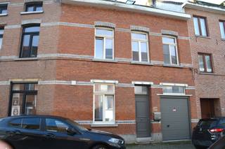 Charmante rijwoning te koop nabij centrum Mechelen – instapklaar & topgelegen!<br /><br />Op een steenworp van het bruisende centrum van Mechelen, het groene Vrijbroekpark en diverse winkels, vind je deze gezellige en instapklare rijwoning. De ideale thuis voor wie comfortabel wil wonen op een centrale locatie!<br /><br />Indeling:<br />Bij binnenkomst word je verwelkomd in de inkomhal die doorloopt naar de knusse leefruimte. Vooraan bevindt zich de ruime, volledig ingerichte keuken, ideaal voor wie graag kookt. Verder is er een praktische berging en een kelder.<br />Op de bovenverdieping zijn er twee ruime slaapkamers en een verzorgde badkamer uitgerust met dubbele lavabo, bad en douche. Een vaste trap leidt naar de zolderverdieping, die perfect af te werken is tot een extra slaapkamer, bureau of hobbyruimte.<br /><br />Troeven: uitbreidingsmogelijkheden - geen renovatieplicht - EPC-label C - Elektriciteit conform - centrale ligging vlakbij natuur, winkels en openbaar vervoer <br /><br />Ben je op zoek naar een instapklare woning nabij centrum Mechelen? Dan is dit beslist een bezoek waard!