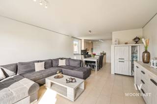 BEZOEKMOMENT: VRIJDAG 09/10 17u-19u (ENKEL OP AFSPRAAK)<br /><br />Hou je van alle gemakken op wandel- of fietsafstand? Dit instapklare appartement, gebouwd in 2016, ligt vlakbij het centrum van Lokeren, met de bushalte op wandelafstand en het station op slechts enkele minuten fietsen. Top-ligging dus!<br /><br />Je komt binnen en loopt meteen door naar de gezellige leefruimte met open keuken is uitgerust met alle voorzieningen. De leefruimte geeft uit op het zonnige terras, ideaal om van te genieten. De 2 volwaardige slaapkamers bieden voldoende ruimte en comfort. De badkamer is voorzien van ligbad, toilet en spoelbak. Een aparte berging in het appartement zorgt voor extra opbergruimte.<br /><br />Het gebouw beschikt over een lift en een gemeenschappelijke fietsenberging. Een ondergrondse staanplaats en super ruime berging is verplicht mee aan te kopen voor €20.000.<br /><br />✅ Vlakbij centrum Lokeren<br />✅ Station op enkele minuten fietsen, bushalte op wandelafstand<br />✅ Bouwjaar 2016, lichtrijk en modern<br />✅ 2 volwaardige slaapkamers<br />✅ Badkamer met ligbad, toilet & spoelbak<br />✅ Zonnig terras<br />✅ Lift + gemeenschappelijke fietsenberging<br />✅ Conforme elektriciteit, rolluiken overal<br />✅ EPC A Label<br />✅ Garage + berging verplicht mee aan te kopen (€20.000)<br /><br />Een instapklaar appartement met alle troeven, plan snel een bezoek!<br /><br />📩 gilles@woonvast.be — 📞 0491 94 95 38 — 🌐 www.woonvast.be