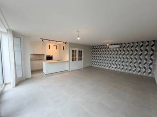 Genk - centrum : Volledig gerenoveerd, ruim en centraal gelegen appartement met 3 slaapkamers en 2 terrassen.<br /><br />Op zoek naar een instapklaar en centraal gelegen appartement?<br />Dan is dit volledig gerenoveerd en verzorgd appartement met een gezellige<strong> </strong>indeling van woonkamer met open keuken, 3 slaapkamers, 1 badkamer, 2 terrassen ideaal voor wie comfortabel, centraal en rustig wil wonen.<br /><br /><u>Indeling</u><br />Het appartement bevindt zich op de zesde verdieping en beschikt over:
<ul>
<li>Inkomhal voorzien van inbouwkasten/vestiaire</li>
<li>Woonkamer</li>
<li>Open keuken die is uitgerust met grote koelkast, diepvries, inductie kookplaat, combi-oven, spoelbak en vaatwasser</li>
<li>3 slaapkamers met elk een schuifraam en vliegenraam. Elke slaapkamer geeft toegang tot het terras aan de achterzijde.</li>
<li>Badkamer met wastafel, spiegelkast, handdoekradiator en inloopdouche</li>
<li>Apart toilet</li>
<li>Wasplaats met uitgietbak en aansluitingen voor wasmachine en droogkast</li>
<li>Airco's voor koeling en verwarming </li>
</ul>
<u>Troeven:</u>
<ul>
<li>Volledig gerenoveerd appartement </li>
<li>Alle ramen zijn vernieuwd en voorzien van (rol)gordijnen </li>
<li>Topligging in het centrum van Genk</li>
<li>Fietsenberging in de kelder </li>
<li>Vliegenramen</li>
</ul>
<u>Ligging:</u>
<ul>
<li>Vlakbij scholen en winkels</li>
<li>Bushalte op wandelafstand</li>
<li>Vlotte verbinding naar het centrum/autostrade/verbindingswegen</li>
</ul>
<br />Ideaal voor wie comfortabel en centraal wil wonen met alle praktische voorzieningen binnen handbereik.<br /><br />Interesse in dit appartement? Neem dan snel contact op met Jurimex op 089/308.700 of via info@jurimex.be voor meer informatie of een bezichtiging.<br />