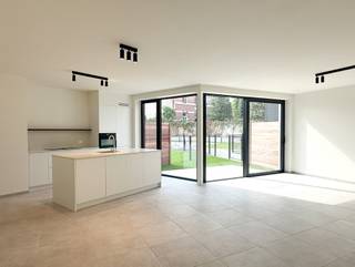 Ontdek dit moderne gelijkvloers appartement, waar comfort, licht en energiezuinig wonen perfect samenkomen.<br /><br />Indeling: ruime woonkamer met open keuken, berging, badkamer met inloopdouche, lavabomeubel en handdoekradiator, apart toilet en 2 comfortabele slaapkamers.<br /><br />Buiten: privatieve, omheinde tuin.<br /><br />Parkeren & berging: ondergrondse autostaanplaats en privatieve berging met elektriciteit inbegrepen in de huurprijs.<br /><br />Afwerking: volledig geschilderd opgeleverd, voorzien van armaturen, gordijnrails en lichte deuren.<br /><br />Duurzaam & energiezuinig: verwarming via geothermie en zonnepanelen per appartement, E-peil = 20.<br /><br />Algemene onkosten: 85 euro / maand<br /><br />Benieuwd naar dit project? Neem contact met ons op voor meer informatie of een rondleiding:<br />03/775.44.10<br />info@immo-jet.be