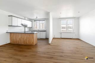 <p><span>Op te frissen appartement (74 m²) met 2 slaapkamers in Deurne.</span></p><p><span> </span></p><p><span>Op een centrale locatie met openbaar vervoer, (lokale) winkels en scholen op wandelafstand treffen we dit betaalbaar appartement met veel potentieel. Met de auto bereik je de snelweg in slechts enkele minuten. Liever de fiets? Je kan hier gemakkelijk gebruik maken van het velo-deelsysteem.</span></p><p><span> </span></p><p><span>Het appartement bevindt zich op de eerste verdieping van een hoekgebouw van 3 hoog. Een groot pluspunt: </span><span>er zijn geen maandelijkse vaste kosten</span><span>. Het water wordt jaarlijks evenredig verdeeld onder de bewoners en de </span><span>verwarming is individueel op gas</span><span>. Je komt binnen in de ruime leefruimte met open keukenhoek – samen goed voor </span><span>45 m²</span><span> aan comfortabele woonruimte. De badkamer (4 m²) is uitgerust met een douchecabine, toilet en lavabomeubel. De twee slaapkamers van </span><span>13 m²</span><span> en </span><span>9 m² </span><span>staan met elkaar in verbinding en kunnen flexibel worden ingericht. Daarnaast beschikt het appartement nog een praktische berging met plek voor een wasmachine.</span></p><p><span> </span></p><p><span>Ben je op zoek naar een betaalbaar appartement met mogelijkheden? Mis deze kans niet!</span></p><p><span> </span></p><p><span>Bewoonbare opp. 74 m² ref.: bruto vloeropp. EPC. Voor meer info of een gratis schatting surf naar www.hansimmo.be</span></p><p><span> </span></p>
