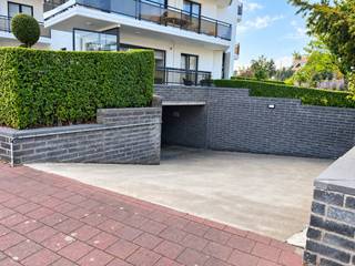 Makkelijk toegankelijke autostaanplaats in het centrum van Knokke.<br /><br />Afmetingen:<br />- Lengte: +- 5,60m<br />- Breedte: +- 2,30m<br /><br />Aarzel niet om ons te contacteren voor meer info: tel.: 050 62 44 14 of via knokke@immax.be.