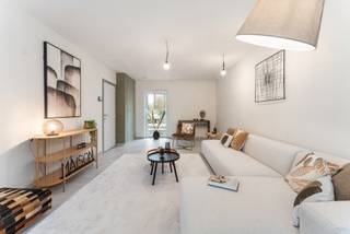 Deze instapklare, moderne en bijna energie neutrale nieuwbouwwoning is gelegen in een doodlopende straat, vlak bij het centrum en natuurgebied de Hoge Blekker, alsook op wandel- en fietsafstand van het strand van Koksijde. In de buurt vind je winkels, scholen en openbaar vervoer.
Indeling: een ruime woon- en eetkamer met veel lichtinval, een moderne open keuken met eiland, berging, 3 slaapkamers, een grote functionele badkamer met ligbad en douche en wasplaats. Het terras en de tuin is volledig omheind. Aanpalend heb je nog een tuinberging en private carport.
Deze woning is geschikt, zowel voor permanente bewoning of als 2e verblijf, dichtbij zee. Vraag nu een bezoek aan. Meer info? Bel Marijke op 0478/78.67.10 of mail naar marijke.vanclooster@hyboma.be