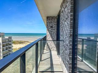 Nouvelle résidence-service avec belle vue sur la mer et les dunes. Les logements confortables sont tous équipés d'une cuisine, d'une salle de douche adaptée aux besoins des seniors ainsi que d'un système d'appel télé-secours, une terrasse, etc... Une équipe dynamique est présente pour vous 24h sur 24 et 7 jours sur 7 et vous aide dans vos différentes demandes de services ou de soins (e.a. coiffure, pédicure). L'appartement se compose de: entrée, débarras, WC, SDB, chambre, cuisine entièrement équipée, living avec accès directe au grande terrasse ensolleilée, salle à manger. 