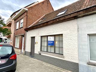 Hedendaagse woning met tuin en 1 slaapkamer te Heule.<br /><br />Deze knusse, gezellige, knap afgewerkte woning staat te koop. Het betreft een recent gerenoveerde woning met vele troeven!<br /><br />Inkom met apart toilet, toegang naar de badkamer, trap naar het verdiep en doorgang naar de leefruimte. De leefruimte is voorzien van parket, designverlichting, TV meubel en keuken om de hoek. Al deze ruimten hebben zicht over het terras en de tuin.<br /><br />De badkamer bevat een inloopdouche, wastafel met bijhorende kasten en vooral voldoende ruimte. Het verdiep is 1 heel grote slaapkamer.<br /><br />De tuin is voorzien van een groot terras, zithoek, bergruimte en grasperk.<br /><br />EPC WORDT HERWERKT, WE GAAN UIT VAN EEN WIJZIGING TOT EEN EPC C<br /><br />PLUSPUNTEN:<br />+ recente renovaties achter de rug<br />+ tuin<br />+ leuke inrichting