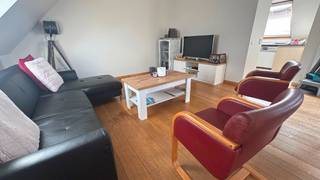 Prachtig Dakappartement met 2 slaapkamers en zuidgericht TERRAS op een uitstekende ligging nabij het centrum van Roeselare. Centraal gelegen dichtbij diverse winkels, openbaar vervoer en op wandelafstand van de Markt. Een ruime en energiezuinige woongelegenheid + Kwalitatieve afwerking en inrichting.   **  + Energielabel B!  **  + Airco en lift aanwezig!  **  + Uitstekende mobiscore  9,2 op 10!  **    **  Omvat een inkom met vestiaire, ruime living met massief eiken parket en een volledig ingerichte open keuken, berging met voorziening wasmachine, 2 slaapkamers, badkamer met ligbad, 2 kelderbergingen met rekken en een zuidgericht terras met uitzicht  **  #leukwonen #roeselare  **    **  Beschikbaar  1 januari 2026