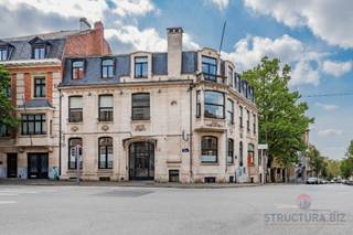 Ideally located between Avenue Louise and Parc Tenbosch, close to the Châtelain and Place Brugmann, this superb French-style mansion, built in...