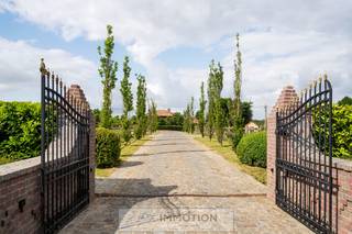 Deze prachtig gelegen stoeterij, genesteld in een landelijke omgeving met beschermde uitzichten, biedt alles wat de paardenliefhebber of...