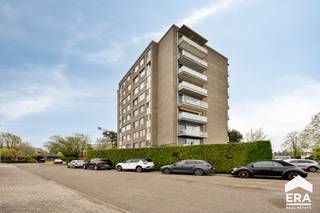 <p>Ontdek dit verzorgd appartement, gelegen op het 4de verdiep, op een toplocatie in Mol. Dankzij de centrale ligging vlak bij het station en op wandelafstand van het bruisende centrum, geniet u van een uitstekende bereikbaarheid gecombineerd met alle nodige voorzieningen binnen handbereik. Het appartement beschikt over een vernieuwde badkamer, twee volwaardige slaapkamers, een kelderberging en een private garagebox — ideaal voor wie comfortabel en zorgeloos wil wonen.<br /><strong>Troeven:</strong></p>

<ul><li>Centraal gelegen appartement in Mol</li><li>4de verdiep met mooi uitzicht</li><li>Op wandelafstand van het station en het centrum</li><li>2 slaapkamers</li><li>Vernieuwde badkamer</li><li>Inclusief private garagebox en kelderberging</li><li>Ideaal als starterswoning of investering</li></ul>

<p><strong>Indeling:</strong><br />4de verdieping: Inkomhal, woonkamer, keuken, 2 slaapkamers, vernieuwde badkamer, apart toilet, berging<br />Private garagebox en kelderberging</p>