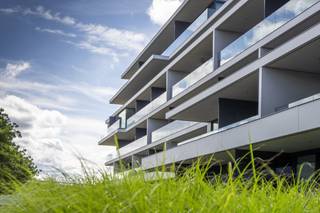 Exclusieve penthouse in het prestigieuze Senzafine-gebouw langs de Leie, ontworpen door Govaert &amp; VanhoutteTijdloze architectuur, maximale lichtinval en unieke ligging met uitzicht op de LeieMomenteel ingericht als kantoorruimte; basisvoorzieningen voor keuken en badkamers reeds aanwezig, afwerking nog vrij te bepalenPlan van interieurarchitect beschikbaar – biedt maximale flexibiliteit in inrichtingIndeling: ruime leefruimte met panoramisch zicht, 3 slaapkamers, 2 badkamers, aparte berging, inkom met vestiaire en gastentoiletPlafondhoogte van 2,90 m en grote terrassen zorgen voor uitzonderlijk ruimtegevoel en lichtinvalCombineert toplocatie met de vrijheid om volledig naar eigen smaak af te werkenIdeaal als exclusieve woonst of investeringsopportuniteit in het hart van Kortrijk