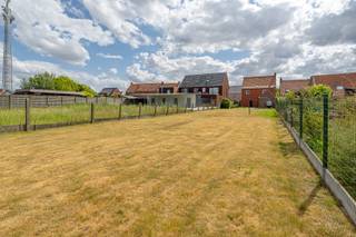 - Open woning in Moorslede-centrum: Beitemstraat 5<br />- Groot perceel van 860 m²<br />- Leefruimte met aansluitende keuken<br />- 3 slaapkamers<br />- Zolder met mogelijkheid tot creëren van een extra slaapkamer<br />- Badkamer met douchebad en wastafel<br />- Grote tuin met terras, toegankelijk via de zijkant<br />- Inpandige garage en oprit voor 2 wagens<br />- EPC label F (UC: 3931575, renovatieplicht van toepassing)<br />- Richtprijs: € 249.000