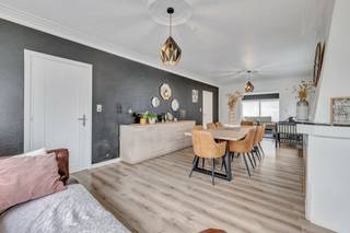Voor meer info of een bezoek, bel 053 59 49 32 - Ontdek deze verzorgde en instapklare woning in de Luc Schamptstraat 3 te Nieuwerkerken, ideaal gelegen in een rustige en kindvriendelijke buurt. De woning bevindt zich op een perceel van 3a 40ca. Binnenin beschikt de woning over een lichtrijke leefruimte, een uitgeruste keuken, twee slaapkamers, een bureauruimte en een badkamer. De zolderruimte biedt bovendien de mogelijkheid om extra kamers te creëren en is bereikbaar met een vaste trap. Buiten geniet je van een aangenaam terras en onderhoudsvriendelijke tuin met voldoende privacy. De garage zorgt voor extra bergruimte en parkeergelegenheid. De woning is uitgerust met centrale verwarming op aardgas en 14 zonnepanelen met certificaten, wat zorgt voor een lage energiekost en een duurzaam karakter. Uitbreidingsmogelijkheid op de zolder - Centrale verwarming op aardgas - 14 zonnepanelen met certificaten - EPC-label: C