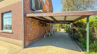 <p>Welkom in deze charmante woning met tal van mogelijkheden, gelegen op een perceel van maar liefst 858 m² bij het binnenrijden van Alken. Dankzij de centrale ligging geniet je hier van een vlotte verbinding naar verschillende uitvalshoeken, terwijl je thuis kan komen in alle rust met een mooi open zicht op de naastgelegen paardenweide.</p>
<p>Bij het betreden van de woning kom je terecht in de inkomhal, die toegang biedt tot de lichtrijke leefruimte van 33 m². Deze gezellige ruimte vormt het hart van de woning en biedt voldoende plaats voor een comfortabele zithoek en eetgedeelte. Aansluitend bevindt zich de keuken, die volledig naar eigen smaak vernieuwd kan worden en zo perfect kan aansluiten bij jouw woonwensen.</p>
<p>Verder beschikt de woning over een badkamer en één toilet, beiden klaar om gemoderniseerd te worden. De woning is bovendien voorzien van een kelder, wat extra opslagruimte biedt.</p>
<p>Op de bovenverdieping bevinden zich twee volwaardige slaapkamers. Via een vaste trap bereik je de zolder, die perfect ingericht kan worden als derde slaapkamer, hobbyruimte of bureau.</p>
<p>Buiten geniet je van een aangename tuin met een mooi open zicht op de weide, ideaal om tot rust te komen. Het perceel is gedeeltelijk omheind en beschikt over een carport. De straatbreedte van 12 meter zorgt bovendien voor een aangename toegankelijkheid.</p>
<p>De woning is uitgerust met aluminium ramen met dubbele beglazing en een zadeldak met dakpannen. Verwarming gebeurt via centrale verwarming op stookolie. Met een EPC-label F geldt er een renovatieplicht, wat je de kans biedt om deze woning volledig naar eigen smaak en hedendaagse normen om te vormen tot een echte thuis.</p>
<p>Kortom, een woning met veel potentieel op een toplocatie voor wie op zoek is naar een renovatieproject met karakter en mogelijkheden.</p>
<p><strong>Pluspunten:<br /></strong>- Centrale ligging met vlotte bereikbaarheid<br />- Ruim perceel van 858 m²<br />- 3 slaapkamers mogelijk<br />- Kelder aanwezig<br />- Carport voorzien<br />- Mooi open zicht op weide<br />- Volledig in te richten naar eigen smaak</p>
<p>Voor een bezichtiging ter plaatse of meer info, bel ons op 078/78.78.70, of kom gewoon binnen op ons kantoor, steeds welkom!</p>