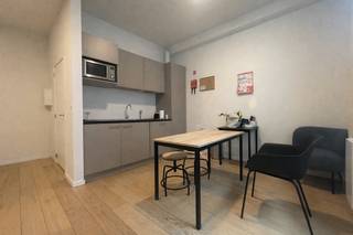 <span><strong>**Ruime studio in hartje Leuven**</strong></span><br /><br />In de Leuvense stadskern, meer bepaald op de Oude Markt, bevindt zich deze ruime en moderne studio. De unit is gelegen op de <strong>eerste verdieping</strong> van een residentie die bestaat uit zeven studio’s. De studio wordt <strong>bemeubeld</strong> aangeboden en is georiënteerd naar het platte dak in het midden van het gebouw, wat zorgt voor een rustige en aangename woonomgeving. Daarnaast zijn zowel de <strong>keuken</strong> als de <strong>badkamer</strong> volledig geïnstalleerd.<br /><br />Momenteel is de unit verhuurd aan een huurder die de studio met de nodige zorg onderhoudt. De maandelijkse huurprijs bedraagt <strong>700,- EUR</strong> exclusief lasten (70,- EUR). Elektriciteit, gas en water zijn privatief af te sluiten. De studio is beschikbaar voor eigen gebruik vanaf 31 augustus 2026.<br /><br /><span><strong>Meer informatie of een bezichtiging ter plaatse? Aarzel niet en contacteer Jacky: jacky@connect-immo.be - 0495 53 46 49</strong></span><br /><br />EPC: label B - 109 kWh/m2 - UC: 2093776