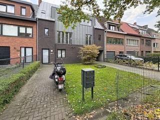 Ruim <strong>gelijkvloers</strong> appartement met tuin.<br /><br /><strong>Indeling</strong><em><strong>:</strong> </em>ruime inkomhal op tegels met gasttoilet, living met openschuivende ramen naar terras en tuin, open volledig ingerichte keuken met toestellen en vaste tafel, aanpalende berging, 2 ruime slaapkamers op tegels, hele ruime badkamer met ligbad, douche, dubbele lavabo, toilet en aansluiting voor wasapparatuur.<br /><br /><strong>Bijzonderheden</strong><em><strong>:</strong></em><br />- CV op gas.<br />- Aparte <strong>garage</strong> met automatische poort.<br />- Beschikbaar: februari 2026<br />- Servicekosten inbegrepen!