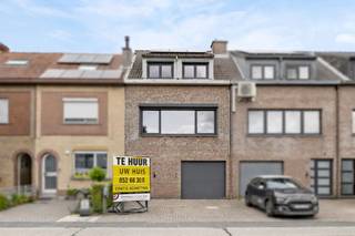 Bent u opzoek naar een instapklare én energiezuinige woning met drie slaapkamers, zolder, tuin én garage in Sint-Niklaas? Lees en kijk dan snel even verder!<br /><br />Deze woning is gelegen in een rustige wijk te Sint-Niklaas. Scholen, winkels en het openbaar vervoer zijn vlakbij. Deze woning heeft een gunstige EPC-waarde met label A (!). Deze woning is voorzien van rolluiken én zonnepalen met een thuisbatterij. Deze woning heeft een bewoonbare oppervlakte van ca. 163 m2. Deze woning is ideaal voor een gezin met kind(eren). <br /><br />Indeling:<br />Inkomhal met rechtstreeks toegang tot de inpandige garage. Berging/wasplaats met aansluiting voor het wasmachine en de droogkast (incl. een douche). De benedenverdieping geeft rechtstreeks toegang tot de gezellige tuin achteraan, waar u in alle rust kan genieten met familie en vrienden. Op de eerste verdieping is er een lichtrijke leefruimte met deels open keuken. De keuken is volledig uitgerust met alle nodige voorzieningen. Aansluitend is er een veranda met rechtstreeks toegang tot de gezellige tuin achteraan. Op de tweede verdieping zijn er drie volwaardige slaapkamers aanwezig. Een badkamer met ligbad, lavabomeubel en toilet. Een praktische zolderverdieping (met voldoende opbergruimte). <br /><br />Deze instapklare - ruime én energiezuinige woning is vrij vanaf 1 april 2026.