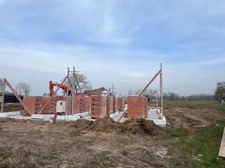 De werken zijn aangevat van deze volumineuze woningen met vergezichten.<br /><br />6% BTW is mogelijk!<br /><br />Alle hedendaags comfort is voorzien, zoals: warmtepomp, vloerverwarming, zonnepanelen,....<br />Door al deze ingrepen, heeft u hier een BEN-woning (Bijna Energie Neutraal).<br />BEN-woning = fiscaal voordeel EN energie zuinig!!<br /><br />Een ongelofelijke troef: De zolderverdieping is te bereiken via een vaste trap. Werkt men deze ruimte af, dan heeft men een super grote polyvalente ruimte ofte bijkomende slaapkamer/dressing.<br /><br />Door de goede inplanting tov. het perceel en de hieraan gekoppelde tijdloze stijl van woning, beschikt men over een mooie voor- en achtertuin (met de middag- en ondergaande zon), maw. je woont rustig en hedendaags, in een groene omgeving.<br /><br />Wat je dagelijks nodig hebt, vind je in je buurt.<br /><br />De vlotte bereikbaarheid tov. de E17 (slechts 3 minuten naar de oprit in De Nazerth/Deinze) en het treinstation van Eke-Nazareth (3,5 km) zijn een ongelofelijke troef voor pendelaars!<br />Op 20 minuten sta je in centrum Gent.<br /><br />Deze woning is in opbouw, doch heeft u nog de keuze om uw eigen stempel te drukken op de afwerking.<br /><br />Bij interesse, bel of mail Pieterjan op 0472 80 20 65 of pw@entree.be<br />