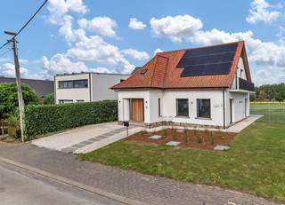 <p>Op een rustige ligging in Zandbergen bieden wij u deze volledig gerenoveerde woning aan met een bewoonbare oppervlakte van 171 m² en op een perceel van 551 m². De woning werd gebouwd in 1967 en in 2021 grondig gerenoveerd tot een luxueuze afwerking.</p><p>Op het gelijkvloers vindt u een ruime inkomhal, een gastentoilet, een ruime woonkamer, een volledig geïnstalleerde keuken, een berging/wasplaats en een aansluitende kelder. Op het eerste verdiep bevindt zich een nachthal met bureauruimte, één ruime slaapkamer met ingemaakte kasten, een ruime badkamer en een tweede slaapkamer die reeds voorzien is om opgedeeld te worden in twee kamers mits het plaatsen van een ingemaakte kastenwand. Op het tweede verdiep bevindt zich een bergzolder.</p><p>Verder beschikt deze unieke woning over een ruime garage van maar liefst 30m², een aansluitende tuinberging met twee verdiepen, voldoende parkeergelegenheid en een prachtig terras met uitzicht op de achterliggende weilanden.</p><p>Technisch is het pand sterk uitgerust: vloerverwarming gecombineerd met radiatoren op gas, aluminium buitenschrijnwerk, 14 zonnepanelen (4.620 Wp) en een regenwaterput van 10.000 liter. Het EPC-label B en de conforme elektrische keuring (2021) bevestigen de goede algemene staat van de woning.</p><p>De ligging in Zandbergen combineert rust met bereikbaarheid: scholen, winkels en invalswegen richting Aalst, Ninove en Brussel liggen op comfortabele afstand. Voor wie op zoek is naar een unieke, instapklare woning op een prachtige locatie met veel bergruimte en parkeergelegenheid, is dit pand een goede optie om te bezichtigen.</p><p>De woning is momenteel verhuurd aan €1.325/maand.</p><p>Interesse in deze woning? Neem contact op met TOPO-IMMO Geraardsbergen voor meer informatie of om een bezoek in te plannen.</p>