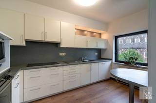 <strong>INDELING:<br /></strong><br /><span>Het appartement bevindt zich op de tweede verdieping van de residentie en is voorzien van een inkomhal, toilet, woonkamer met zit- en eethoek, keuken, nachthal, drie slaapkamers, een badkamer en een terras met zuidwestelijke oriëntatie. </span><br /><br />Dit appartement beschikt tevens over een berging op de kelderverdieping.<br /><br /><strong>AFWERKING:<br /><br /></strong><span>De keuken is ingericht met beige keukenkasten, kookplaat met dampkap, oven, microgolfoven, koelkast vaatwasser en een dubbele spoelbak met verlek.</span><br /><br /><span>De badkamer is voorzien van een douche en een enkele wastafel geïntegreerd in het meubel.<br /><br />Rolluiken zijn voorzien op de drie slaapkamers. </span>