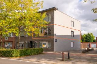 <p><span>Hoek appartement op een 1ste verdieping:</span></p><p><span> </span></p><p><span>Het appartement is voorzien van 3 slaapkamers (met rolluiken) waarvan 1 met toegang naar het achtergelegen terras.</span></p><p><span>De badkamer en keuken zijn hedendaags en praktisch ingericht.</span></p><p><span>Verder is er nog een extra privatieve kelderkelder voor wat extra opslagruimte.</span></p><p><span> </span></p><p><span>Achteraan het gebouw is er een garagebox (met elektriciteit) kan aangekocht worden voor €30.000,-</span></p><p><span> </span></p><p><span>Het appartement werd de voorbije jaren grondig aangepakt en is op vandaag volledig instapklaar.</span></p><p><span>Momenteel wordt het appartement verhuurt aan zeer correcte huurders, wat voor een onmiddellijke opbrengst zorgt als investeerder. </span></p><p><span> </span></p><p><span>Beheer wordt intern opgevolgd wat voor een lage vaste kost zorgt (€100,- voor het poetsen/blokpolis/gebruik gemeenschappelijke delen en sparen)</span></p><p><span>Het hoofddak werd reeds geïsoleerd naar de huidige energienormen, het appartement heeft een EPC- label C en is asbestveilig.</span></p><p><span> </span></p><p><span>*De vermelde bewoonbare oppervlakte is gebaseerd op de bruikbare vloeroppervlakte zoals vermeld op het EPC-verslag</span></p><p><span> </span></p><p><span>Contacteer VERLIMMO voor meer informatie of een bezoek ter plaatse:</span></p><p><span><span>Voel je thuis</span></span><span> 03/658.95.58 info@verlimmo.be</span></p><p><span> </span></p><p><span> </span></p><p><span> </span></p>
