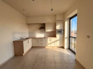<p><span>Zeer ruim 2-slaapkamer appartement met groot terras in het centrum van Bree. </span></p><p><span> </span></p><p><span>ALGEMEEN: </span></p><p><span>- Appartement gelegen op de eerste verdieping. Geen lift aanwezig. </span></p><p><span>- Het appartement is voorzien van tegel- en laminaatvloer. </span></p><p><span>- Top gelegen midden in het centrum van Bree. </span></p><p><span>- Terras aanwezig aan de achterzijde van het gebouw. </span></p><p><span>- Geen gemeenschappelijke kosten. </span></p><p><span> </span></p><p><span> </span></p><p><span>INDELING</span></p><p><span>- Inkomhal / nachthal met toegang tot alle vertrekken. </span></p><p><span>- Leefruimte voorzien van een eet- en zithoek. <br />- Keuken, uitgerust met een kookplaat met dampkap, koelkast, microgolfoven en spoeltafel. Via de keuken heeft men rechtstreeks toegang tot het ruime terras aan de achterzijde. </span></p><p><span>- Slaapkamer 1. </span></p><p><span>- Slaapkamer 2. </span></p><p><span>- Badkamer voorzien van een ligbad, douche en wasmeubel met wastafel en kolomkasten. </span></p><p><span>- Gastentoilet met fonteintje. </span></p><p><span>- Berging voorzien van aansluiting voor wasmachine en droogkast & kastenwand. </span></p><p><span> </span></p><p><span>Vrij per direct.</span></p><p><span> </span></p>