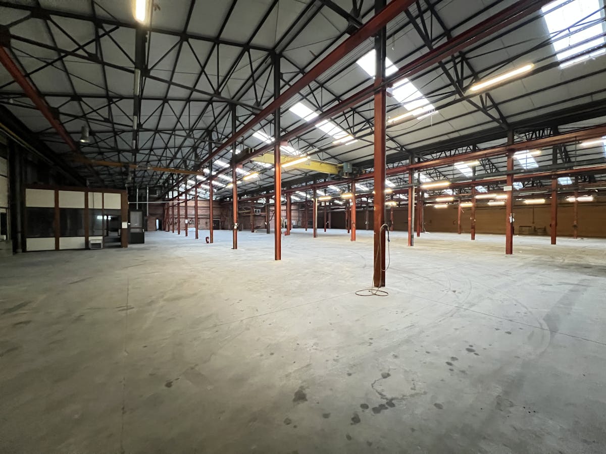 Bedrijfsgebouw (3.750 m²) met zichtlocatie langs R4 te Gent - foto 4