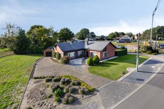 Deze ruime woning is gelegen op een perceel van 1.084 m² in Balen - Scheps. De woning is verdeeld in een hoofdgedeelte met een bewoonbare oppervlakte van 131 m² en een "nevengedeelte" van 49 m². Dit tweede gedeelte werd de laatste jaren gebruikt als zorgwoning en hier werden ook de nodige toelatingen voor voorzien. Indien er geen interesse is om dit gedeelte als extra woongelegenheid te benutten, kan deze eigendom eenvoudig hervormd worden naar één grote woongelegenheid. Daarnaast biedt deze ruimte ook tal van opportuniteiten voor hen die opzoek zijn naar een combinatie van woning en werk (vrij beroep, kantoor, atelier, studio, woonunit voor familie,...)<br /><br />De woning is te betreden via de inkomhal met toegang naar beide delen. Links bevindt zich het hoofdgedeelte met een ruime leefruimte met gezellige houtkachel (2022) en een open keuken. Deze keuken werd in 2024 opgefrist en is voorzien van een inductiekookplaat, afzuigkap, combi-microgolfoven, stoomoven en een koelkast. Naast de keuken bevinden zich de wasplaats en berging, ideaal voor extra stockage. <br />De nachthal geeft uit op twee degelijke slaapkamers met houten parketvloer, het gastentoilet en een badkamer met wastafel , voldoende kastruimte en een vernieuwde douche.<br /><br />Ook in de veranda kan je heerlijk vertoeven!<br /><br />Achteraan het perceel geniet je van een ruime garage met elektrische poort, een bergplaats en een extra tuinhuis.<br /><br />Het voorste gedeelte dat momenteel ingericht is als zorgwoning is voorzien van een aparte badkamer (wastafel, kastruimte en douche), een keuken (elektrische kookplaat, afzuigkap en ijskast), leefruimte, eigen slaapkamer en een extra gastentoilet. Deze woonunit/ zorgwoning is voorzien van een eigen gasketel en de gewenste tussenmeters voor elektriciteit en water. <br />Via de achterdeur heb je toegang naar een eigen afgesloten tuin en de recente garage met plaats voor een auto alsook voldoende bergplaats. Dit gedeelte kan perfect benut worden voor nevenfuncties! <br /><br />** Je bent momenteel in de mogelijkheid ook de naastliggende grond te kopen **<br /><br />EPC C-label ! (251 kWh) | 180 m² bewoonbaar op het gelijkvloers | dakrenovatie 2005 | 2 asbestmaterialen vastgesteld (dorspels en bakeliet)