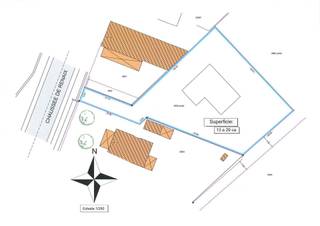 <p>Grond te koop gelegen in woongebied met landelijk karakter: 13a29ca - Rustige ligging. Deze ruime grond van 13a29ca bevindt zich in de tweede rij, wat zorgt voor extra privacy en rust. De grond is niet direct aan de straat gelegen, maar bereikbaar via een 22 meter lange inrit. Ideaal voor wie op zoek is naar een rustige en afgezonderde locatie, met toch een vlotte bereikbaarheid. De huidige eigenaar beschikt over een attest Certificat d'urbanisme nummer 2 onder voorwaarden. Er bestaat ook een opmetingsplan die door een landmeter opgesteld is. Er is een erfdienstbaarheid op de inrit in het voordeel van de buren. Interesse? Neem snel contact op voor meer informatie of een bezichtiging!</p>