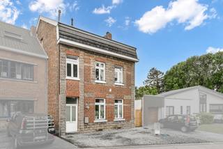 Karaktervolle, halfvrijstaande woning op een royaal perceel van 6a77ca met een idyllische tuin in het landelijke Vroenhoeven. Deze deelgemeente...