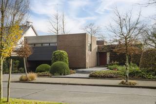 En entrant, vous remarquerez immédiatement l'espace de vie spacieux et lumineux, divisé en un coin salon confortable et une agréable salle à...