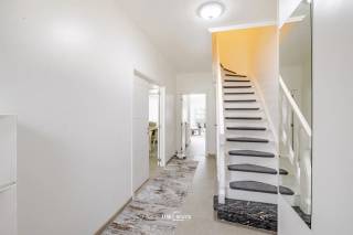 Op zoek naar een ruime woning met veel leefruimte, 3 slaapkamers en een praktische indeling? Dan is deze woning in de Veldstraat 130 te Hamme zeker een bezoek waard!<br /><br />Met een bewoonbare oppervlakte van maar liefst 225 m² biedt deze woning bijzonder veel ruimte en mogelijkheden. Vooraan én achteraan beschikt de woning over een ruime leefruimte, waardoor er zowel plaats is voor een gezellige zithoek als een royale eet- of leefruimte.<br /><br />De woning beschikt over 3 volwaardige slaapkamers en maar liefst 2 badkamers, waarvan één op het gelijkvloers en één op de verdieping. Beide badkamers zijn uitgerust met een inloopdouche en toilet.<br /><br />Daarnaast beschikt de woning over een garage, wat zorgt voor extra comfort en parkeergelegenheid. Achteraan bevindt zich een ruime, zuidgerichte koer, ideaal om te genieten van de zon en een aangename buitenruimte.<br /><br />Ook technisch is de woning goed uitgerust: de elektrische installatie is conform, alle ramen werden vernieuwd en de woning wordt verwarmd via centrale verwarming op aardgas.<br /><br />Troeven op een rijtje:<br />- Maar liefst 225 m² woonoppervlakte<br />- 3 slaapkamers<br />- 2 badkamers met inloopdouche en toilet<br />- Ruime leefruimtes voor- én achteraan<br />- Garage<br />- Zuidgerichte koer<br />- Vernieuwde ramen<br />- Elektriciteit conform<br />- Centrale verwarming op aardgas<br /><br />Een ruime woning met tal van troeven die zowel gezinnen als mensen die nood hebben aan extra leefruimte zal aanspreken.<br /><br />Wenst u meer informatie of plant u graag een bezoek?<br />Bel dan tijdens de kantooruren naar 052 46 38 03 of stuur een e-mail met uw telefoonnummer naar felix@uw-huis.be. Wij helpen u graag verder!