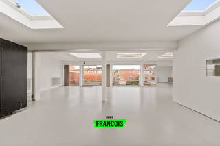 Ontdek deze unieke kans om een stijlvolle loft te creëren op de eerste verdieping, met terras en mogelijkheid tot een dakterras.De loft geniet van...