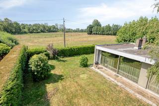 Op zoek naar een eigendom te koop met veel potentieel op een toplocatie in Laarne nabij de grens met Heusden? Dan is dit er eentje om zeker te bekijken!<br /><br />Deze open bebouwing is gelegen op een prachtig perceel van maar liefst 657 m² en biedt heel wat mogelijkheden voor wie op zoek is naar een woning die volledig moet gerenoveerd worden of na afbraak volledig nieuw kan gerealiseerd worden.<br /><br />De mooie tuin en omgeving biedt ruimte en groen en zorgt ervoor dat je hier echt het gevoel krijgt buiten te wonen. Een prachtig stuk grond waar je nog heel wat kanten mee uit kan.<br /><br />De ligging is top. Je woont hier in Laarne tussen het groen en de natuur, terwijl je tegelijk geniet van een vlotte verbinding dankzij de nabijheid van de R4. Het centrum van zowel Heusden als Laarne zijn vlakbij. Rust, aanwezige faciliteiten en bereikbaarheid gaan hier dus hand in hand.<br /><br />Kortom: een te renoveren woning met op vandaag 3 slaapkamers, een mooie tuin, een perceel van 657 m² en vooral een ligging en grond die bijzonder veel mogelijkheden bieden.<br /><br />De woning is momenteel verhuurd.<br /><br /><br />Dit pand is onderworpen aan de renovatieverplichting van de Vlaamse overheid voor residentiële gebouwen (behoudens bij sloop binnen 5 jaar na de aankoop). Consulteer voor meer informatie de website van het Vlaams Energie- en Klimaatagentschap via https://www.vlaanderen.be/een-woning-kopen/renovatieverplichting-voor-residentiele-gebouwen<br /><br />Bestuursmaatregelen in het maatregelenregister: nee