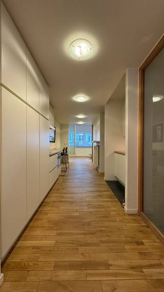 Op een toplocatie in het bruisende centrum van Gent, vlakbij het Zuidpark, bevindt zich dit karaktervolle en gezellig ingerichte appartement.<br />De leefruimte wordt gekenmerkt door een unieke en sfeervolle loungehoek met zicht op de stad — de ideale plek om te ontspannen na een drukke dag. De grote raampartijen zorgen voor aangenaam natuurlijk licht en versterken het ruimtelijk gevoel.<br />Het appartement beschikt over een slaapkamer met aansluitend een extra kamer 'en-suite' die flexibel kan worden ingericht, bijvoorbeeld als dressing, bureau of extra slaapruimte. Grote douchekamer met dubbele lavabo en ingemaakte kasten.<br />Een ideaal appartement voor wie centraal wil wonen met alles binnen handbereik, en tegelijk wil genieten van een warme en karaktervolle woonomgeving.<br />De algemene kosten bedragen slechts 50 €/maand!<br />Info en bezoeken via 0496/70.10.30 of patrick@affinimmo.be