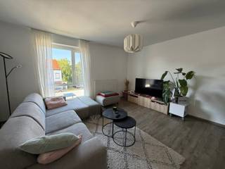 Instapklaar appartement gelegen op wandelafstand (700m) van de markt.
Het appartement situeert zich op de 2de verdieping met inkomhal en gastentoilet, ruime en lichte woonkamer, volledig uitgeruste keuken met aangrenzende berging, 2 slpks, badkamer, overdekte parkeerplaats en bijhorende berging.
Indeling: Via de inkomhal is er enerzijds toegang naar de leefruimte en anderzijds naar het slaapgedeelte. De woonkamer is licht en ruim en biedt toegang tot het terras. De keuken beschikt over een spoelbak, kookplaat met dampkap, combi-oven, vaatwasser en koelkast. De keuken is verbonden met de berging dewelke beschikt over een aansluiting voor wasmachine en droogkast. Verder beschikt het appartement over 2 slaapkamers en badkamer met instapdouche en ligbad.
Tenslotte is er nog een overdekte staanplaats met afsluitbare berging.
Bijzonderheden:
* Centraal gelegen op wandelafstand centrum
* Vliegenschuifdeuren en -ramen voorzien
* Novy dampkap met afstandsbediening
* 2 terrassen (zowel aan woonkamer als slaapkamer)